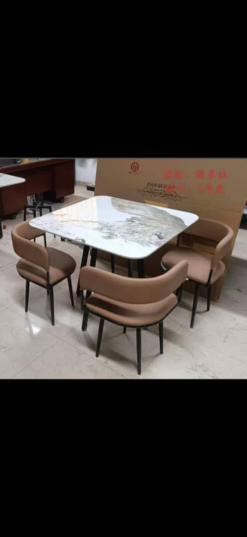 Set of dining chairs 