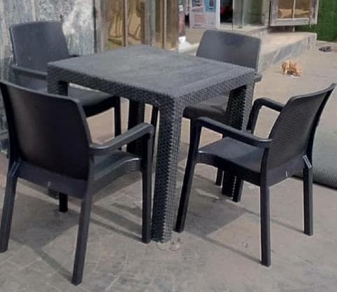 CHAIRS AND TABLES FOR YOUR HOTELS AND EVENTS 