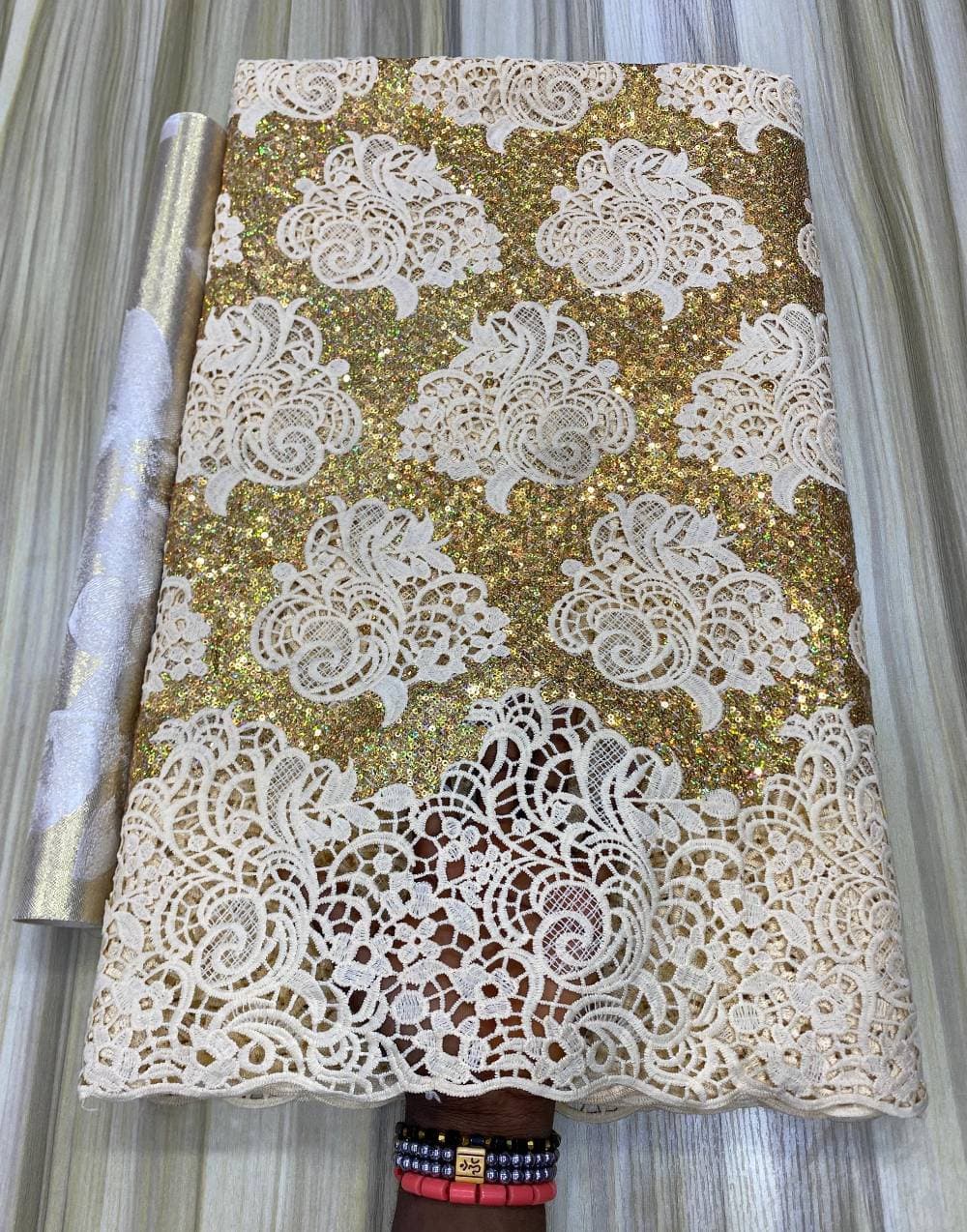 Am into fabrics, dresses, jewelery, watches, shoes, bags, purses.., photo 1 of 6