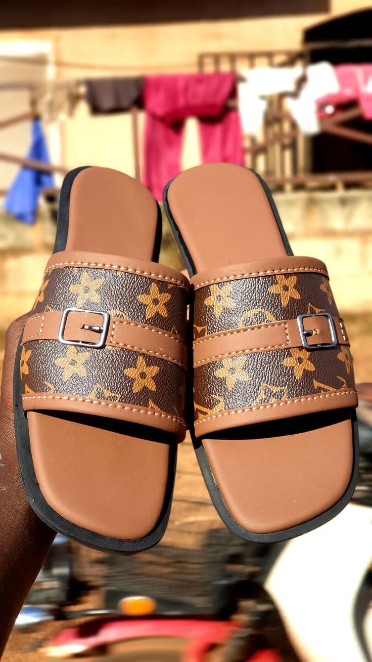 Female leather slippers 